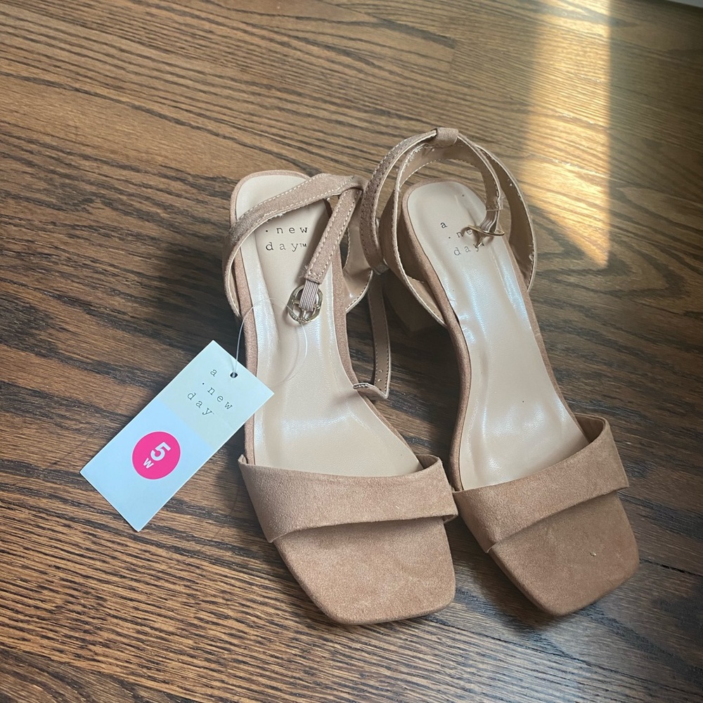 New with tags, A new day wide width heels, size 5, light beige, suede